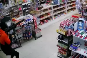 Un hombre de 80 a�os le dispar� a un ladr�n que entr� a robar a su local