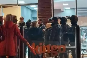 Ahorristas escracharon al abogado de Bacchiani mientras sala de un local de comidas