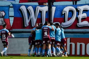 Arsenal venci 3 a 1 al lder Atltico Tucumn