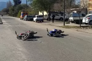 Grave siniestro vial: dos motociclistas terminaron en el hospital