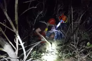 Accidente en la Cuesta del Totoral: rescataron al conductor de un camin que cay al precipicio