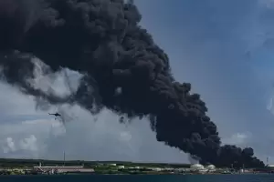 Dos tanques de combustible explotaron en Cuba: un muerto, 17 desaparecidos y ms de 100 heridos