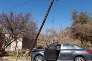Se estrellaron contra un poste de luz en Beln