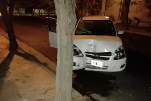 Joven conductor se descompens�, choc� contra un �rbol y muri� en el hospital