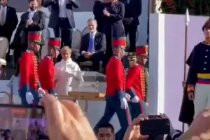 El rey de Espaa no se puso de pie durante la asuncin del presidente colombiano y se gener una polmica