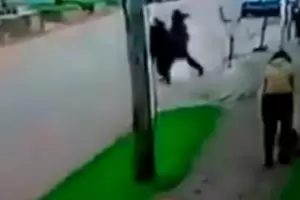 Una madre qued detenida por golpear sin piedad a su hijita en la calle y dejarla internada