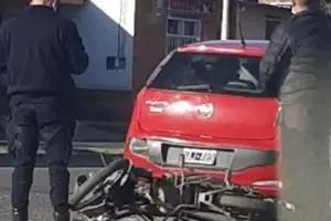 Un motociclista colision contra el paragolpes trasero de un automvil