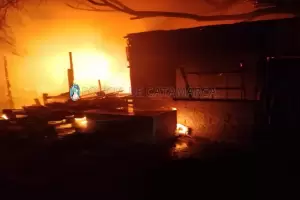 Voraz incendio consumi una vivienda en el barrio "Mi Gauchito"