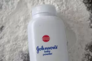 Johnson & Johnson dejar de vender talco en polvo para bebs en todo el mundo