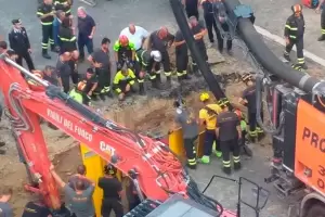 Hacan un tnel para robar un banco, se les derrumb y un ladrn tuvo que ser rescatado