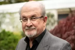 Ataque a Salman Rushdie: el escritor se encuentra internado en estado crtico y su hgado fue daando