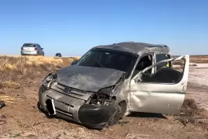 Tremendo accidente: un automvil termin volcando en la banquina, y solo se registraron daos materiales