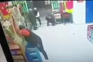 Dos ladrones entraron a los gritos, armados, a robar un supermercado y atacaron a los clientes