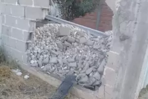 Esta madrugada: le chocaron la pared, se le derribaron y se dieron a la fuga