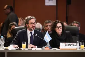 Papeln: La Cancillera argentina confundi la bandera de Suiza con la de Dinamarca