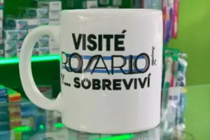 La polmica taza que venden en Santa Fe y enoj hasta al intendente: "Visit Rosario y sobreviv"