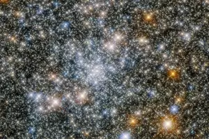 As es el asombroso cmulo globular centelleante que capt el telescopio espacial Hubble