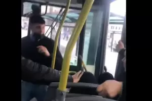 Un chofer y un pasajero discutieron y terminaron a los golpes arriba del colectivo