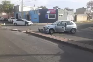 Choc� contra una columna de iluminaci�n en avenida Per�n