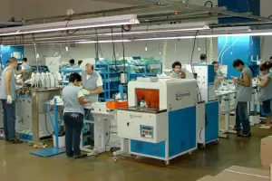 Misiones: Una empresa de zapatillas despidi a 100 operarios porque no puede importar insumos