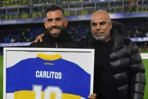 En el partido ante Rosario Central, Carlos Tevez recibi una plaqueta y el reconocimiento de los hinchas de Boca