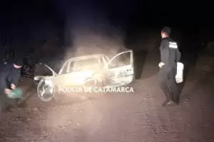 Un automvil se incendi en medio de un camino rural en Chumbicha