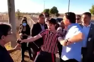 Bolsonaro forceje con un youtuber para quitarle el celular cuando se manifestaba en su contra