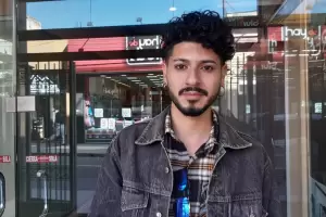 Solidaridad: Ivn es peluquero y canjea cortes por juguetes para la Casa Cuna