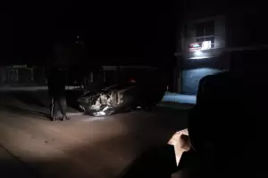 Conductor, luego de una alocada carrera, termin chocando y volcando