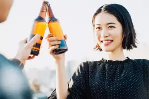 Inslita campaa en Japn: Fomentan el consumo de alcohol en los jvenes para aumentar la recaudacin fiscal