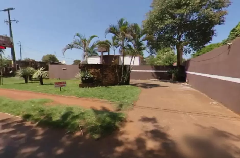 Ingreso al hotel "Los Leones" en Paraguay.
