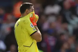 Dibu Martnez contuvo un penal, ataj una pelota espectacular, pero no pudo evitar la cada del Aston Villa