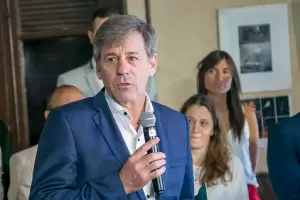 El intendente de Santa Fe sali a caminar, y a punta de pistola, le sacaron hasta las zapatillas