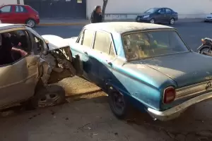 Tremendo siniestro vial: un colectivero se habra quedado dormido y choc contra dos autos estacionados