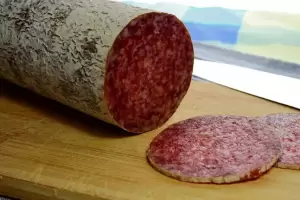 Entr a robar un almacn y lo atraparon porque se qued a comer un salame