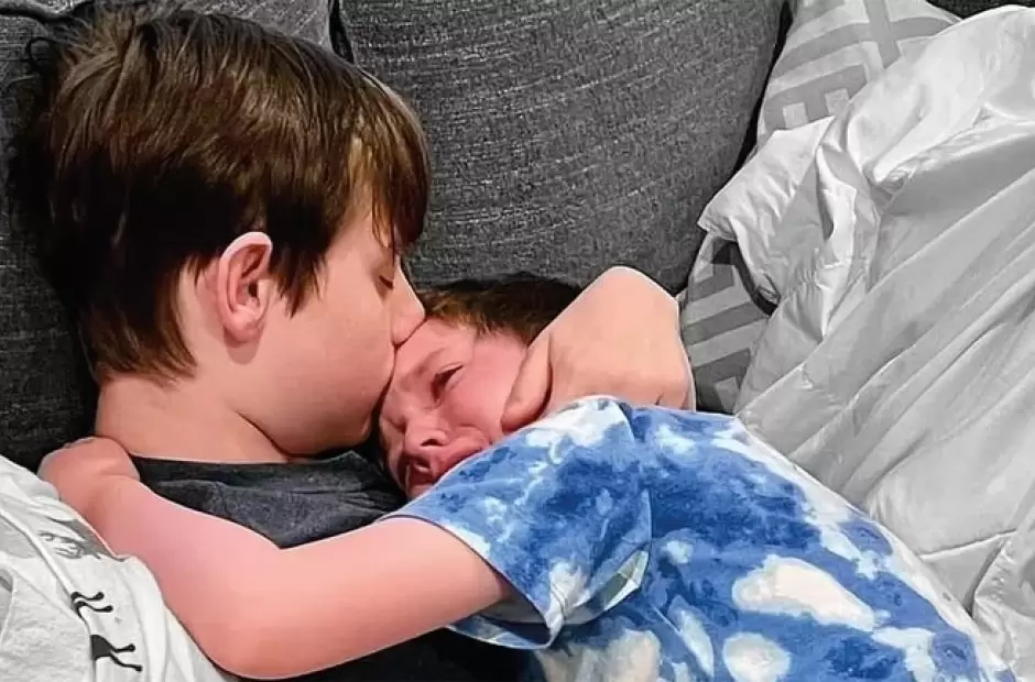 Ian y el abrazo con su hermano