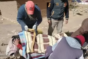 Otra vez: trasladaron en angarilla durante seis horas, a una mujer enferma