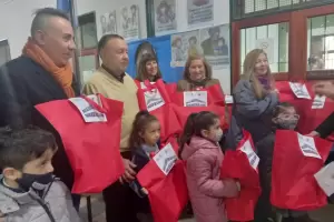 Emotivo: alumnos de la Fray entregaron frazadas a los abuelos del Hogar de Ancianos