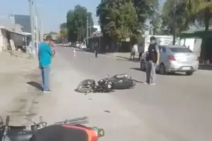 Los Altos: Muri un motociclista al chocar un auto y luego contra otra moto