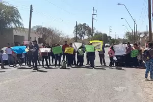 Escuela de B Pampa Blanca: tras el incendio, padres cortaron Ruta n 34 y prosigue la toma del establecimiento