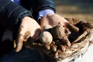 Escuelas realizaron ms de 20 mil bombas de semillas que fueron esparcidas para reforestar el cerro Ancasti