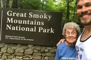 Una abuela y su nieto viajan juntos para visitar todos los parques nacionales de EE. UU.