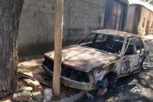 Un voraz incendio intencional consumi por completo un automvil en la va pblica