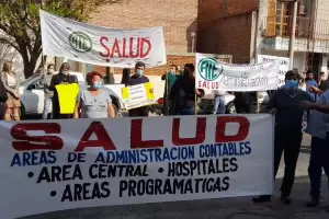 Administrativos contables de los hospitales marchan en reclamo de mejoras salariales
