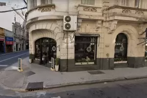 Una jubilada en silla de ruedas fue abandonada por su hijo en un bar: "Ya hice mucho por ella en la vida"