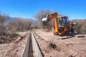 Continan los trabajos de revestimiento de los canales de riego en Anillaco