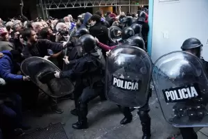 Manifestantes derribaron las vallas y se enfrentaron con la Polica: al menos 9 heridos