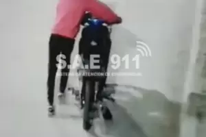 Rob� una moto, lo captaron por las c�maras y lograron detenerlo