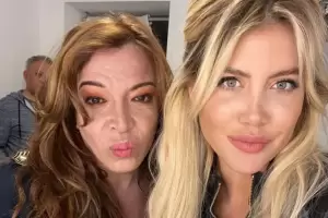 Wanda Nara fue a ver a su amiga Lizy Tagliani al teatro y revolucion la calle Corrientes