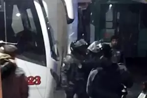 Escapaban de un procedimiento, tiraron droga bajo un colectivo y fueron detenidos